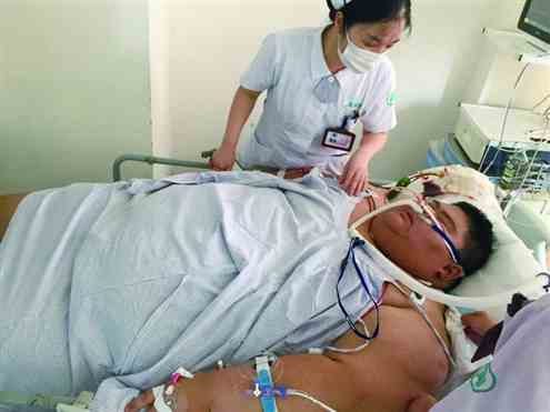昨日，王浩楠已能跟护士进行简单的交流。